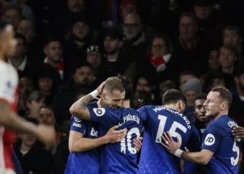 Arsenal fail in Premier League summit bid as Spurs lose thriller
