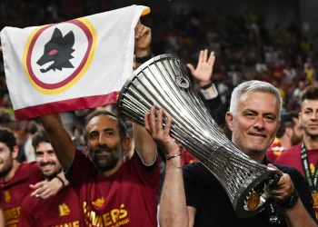 Roma sack Mourinho, eye former star De Rossi as successor
